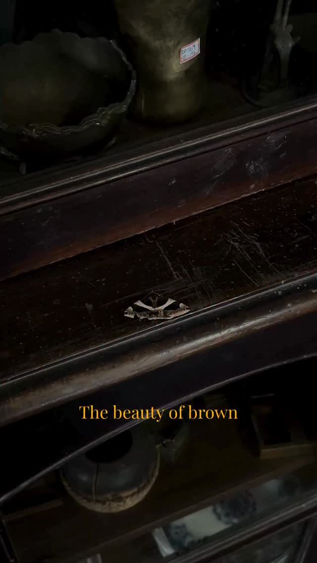 There’s something about brown that doesn’t try too hard…yet holds everything together . The kind of warmth that doesn’t shout for attention, but quietly becomes the reason a space feels like home
#anteakwoods #homedecor #brown #antiquefurnitures #vintagehome