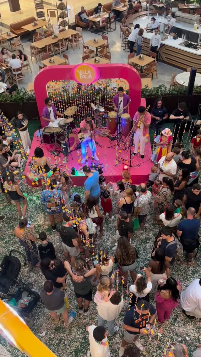 Hoje foi dia de fechar essa festa linda do jeito que ela merece. 🎭🎶✨
Foram quatro dias de muita música, risadas, crianças pulando, famílias curtindo e uma energia simplesmente deliciosa. O Vila Folia foi daqueles eventos que deixam o coração quentinho e a alma leve.
Obrigada ao Shopping Vila Lobos @shoppingvillalobos , @lellisdaniel , @ronaldoliano e banda e a todos que viveram essa folia com a gente. Foi mágico, foi vibrante, foi inesquecível. 💛✨
Até a próxima festa! 🎉🥁🎺
#Carnaval #VilaFolia #Encerramento #CiaCambaio #Bandinha BandaAoVivo BloquinhoKids CarnavalKids Folia Alegria ShoppingVilaLobos EventosInfantis Carnaval2026 MúsicaAoVivo Diversão Festa ShowInfantil EnergiaBoa ✨