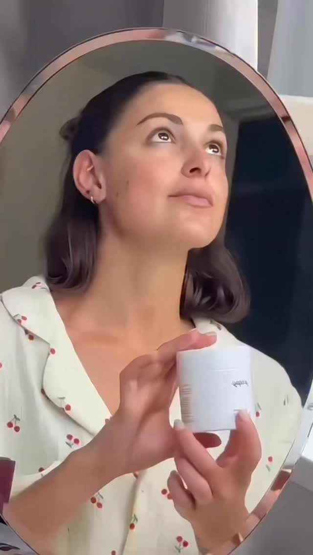 @lea_deschamps doing her four step Prepy routine (and looking super cutie whilst doing it!)
#MaxAndLouie #PrepySkin #JuicyFour