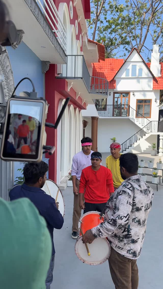 Team vickypedia at our location 🙂
These guys and their content 😆