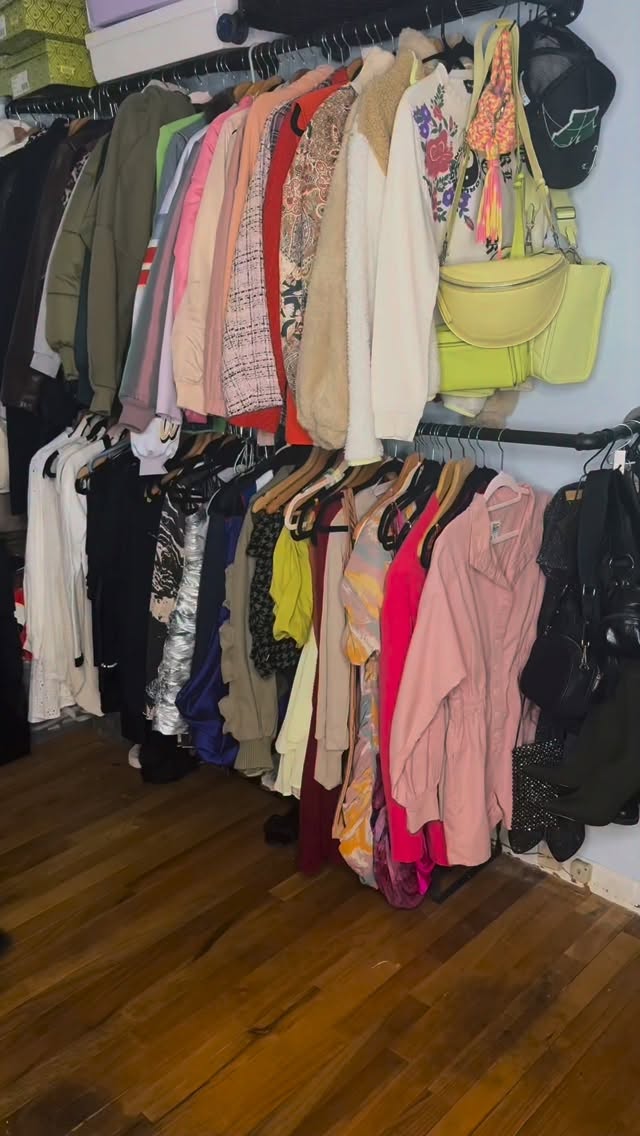 Arielauary Look 6 ✨
• I'd like to preface this by saying, My Nieces picked this outfit for me, down to the perfume and lip gloss.
• and we did try to record that but nothing saved 🙄
• I promise, Look 7 will NOT be a sweater lol
• I would have made some different choices but my girls did that!!
• I guess it's just in them 😌
• and KJ said I "look like heaven" so yea 💁🏻♀️
#Arielauary #styledbytoddlers #fashion #outfit #styleinspo