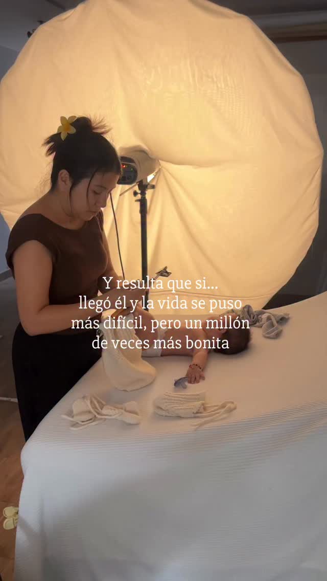 ¿Tu bebé está entre los 3 y 5 meses? 🤍
Déjame contarte algo hermoso…
Mi bebito acaba de cumplir cinco meses y está en esa etapa mágica de descubrimiento:
se toca los piecitos, se mete los dedos a la boca, intenta impulsarse…
aún no se sienta, pero ya no es un recién nacido.
Es un momento único. Y pasa volando.
En el estudio tengo una sesión que amo: se llama Baby Love.
Está pensada justamente para estos bebitos que ya dejaron la etapa newborn pero todavía no se sientan solitos.
Aquí trabajamos poses naturales, boca abajo, de ladito…
Si tu bebé ya domina el tummy time, ¡es perfecto!
Logramos variedad sin forzar, sin cansar, respetando totalmente su ritmo.
No es una sesión de tres horas como newborn.
Es más corta, dinámica… pero igual de mágica.
Hoy fui al estudio con mi propio bebé…
y las fotos quedaron simplemente hermosas 🤍
Si tu bebé está en esta etapa, marzo es el momento ideal.
Tengo un descuento especial este mes.
Escríbeme y te envío toda la información ✨