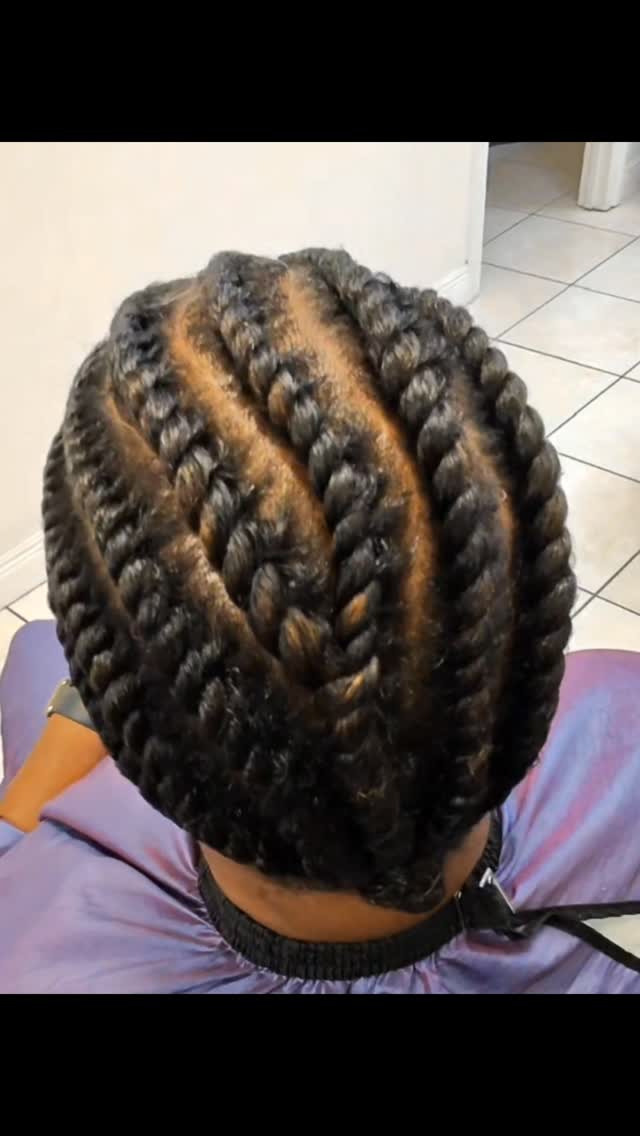 #flattwist is one of my favorite #naturalhairstyles cause it is very versatile and can be styled a million different ways. It is also a good transitional style that is sure to last 2-3 weeks, with proper care.
#naturalhairstylistmobileal #naturalhairstylistgulfcoast