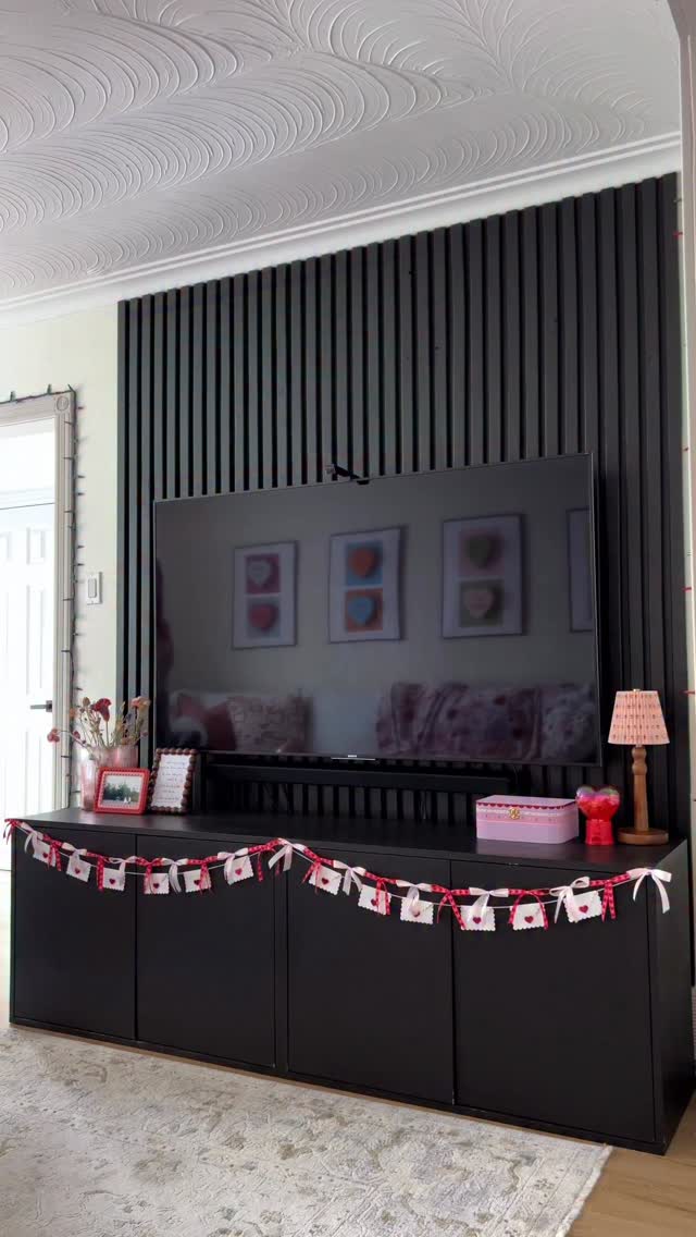 paper crafts for the win 💗
#valentinescrafts #paperhearts #valentinesdiy #papercrafts #paperdecorations
paper decorations, living room, tv wall, valentines decor, diy decor