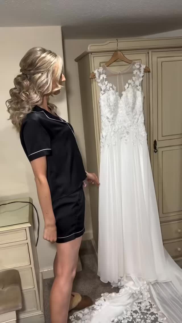 Soft waves. Fresh skin. Effortless elegance 🤍
This is what modern bridal beauty looks like glowing, natural and completely timeless.
Her hair was styled into loose romantic waves for movement and softness, paired with fresh radiant makeup to enhance her features (never mask them ✨).
Bridal glam should feel like you — just elevated.
2026 diary now open 💐
#BridalHairSpecialist #BridalMakeupArtist #RomanticWaves #BridalInspiration #UKWeddingSuppliers NorthEastWedding AwardWinningMUA ModernBride