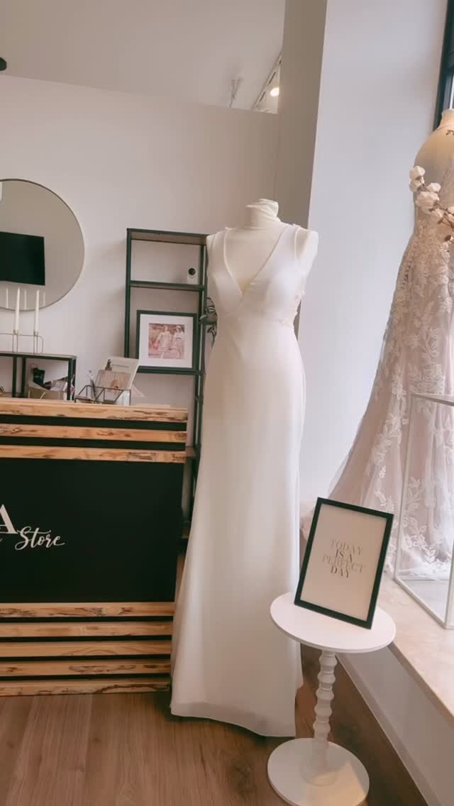 ✨ Man sieht es. Man fühlt es. Man liebt es. ✨
Im Puntosposa Store in Saarbrücken steckt in jedem Stück so viel Liebe im Detail 🤍
Das erwartet dich :
handverlesene Pieces, besondere Designs, hochwertige Materialien und eine Atmosphäre, in der man sich sofort wohlfühlt.
Von der Auswahl bis zur Präsentation alles mit Herz, Stil und Persönlichkeit von mir persönlich ausgesucht.
Wenn du Dinge liebst , so wie ich , die nicht austauschbar, sondern besonders sind, dann bist du hier genau richtig.
Dieses Video zeigt genau das: Qualität, Ästhetik & echte Leidenschaft .
👉 Komm vorbei, lass dich inspirieren , professionell Beraten & verlieb dich neu.
Speichern nicht vergessen & markier jemanden, der diesen Vibe fühlen muss .
Ciao Maria 🫶🏻
#proffesionelleberatung #brautkleidanprobe #braut2027
#heiratenimsaarland #brautgeschäftsaarland