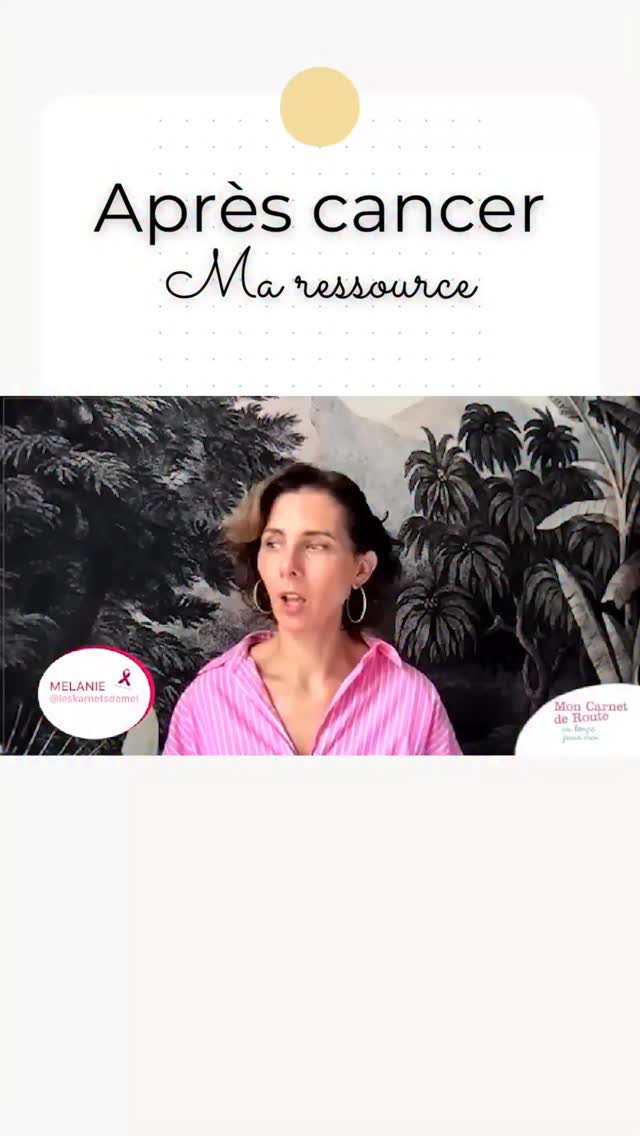 Pendant les traitements, j’écrivais pour tenir, je créais pour exprimer.
Après les traitements, j’ai continué à écrire pour comprendre.
Je me suis retrouvée face à quelque chose que personne ne m’avait expliqué :
le silence.
Plus de rendez-vous réguliers.
Plus de cadre.
Mais encore beaucoup d’émotions,
de peurs diffuses,
de questions sans réponses.
Je ne savais pas toujours les dire.
Quand les mots et les émotions étaient trop lourds, le carnet les accueillait sans jugement.
Créer — écrire, tracer, assembler — est devenu mon point d’ancrage.
Un espace à moi, quand tout semblait incertain.
Un endroit où je pouvais être contradictoire, en colère, reconnaissante, fatiguée…
sans avoir à rassurer qui que ce soit.
Les Karnets de Mel sont nés de là:
De ce besoin de ne pas rester seule avec ce qui déborde.
De cette conviction que créer, même imparfaitement, apaise le vertige.
Les Karnets de Mel ne sont pas de simples carnets de note.
Ce sont des espaces pour déposer dans un endroit sûr.
🎙️ Cet extrait est issu d’une interview réalisée pour la rubrique Après cancer de l’application Mon Carnet de Route. @moncarnetderoute_app
#leskarnetsdemel #cancerdusein #aprescancer #arttherapie