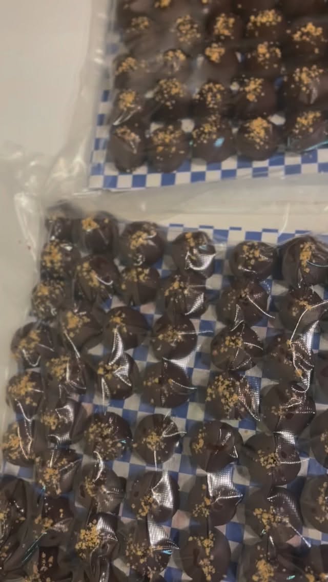 Peanut butter truffles that are good for you?
Yes 🙌 400 truffles made and vacuum sealed for freshness! We are Bon Society and we are good for you ❤️🍬👍
