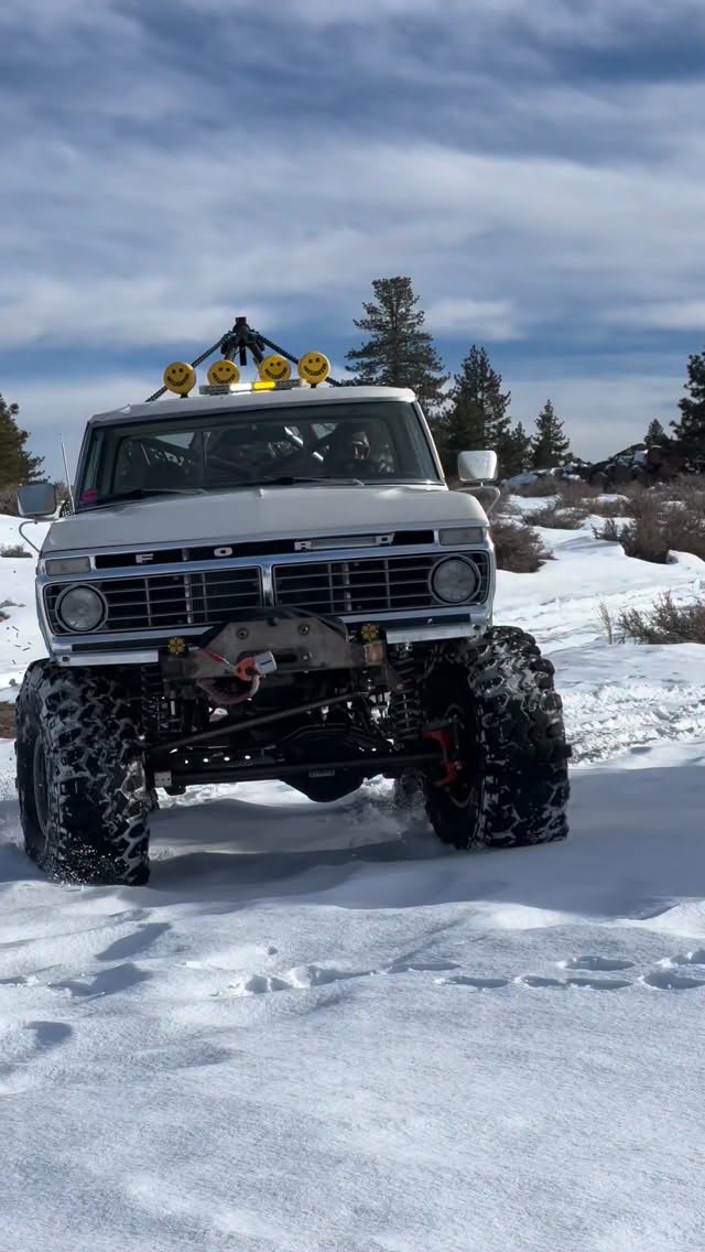 Storm didn’t hit as hard yesterday, but we’re still expecting heavy snowfall today and throughout the night ❄️☃️
Chain controls are being enforced on the hwy from bishop to #nevada check the caltrans website for current hwy conditions and to view the #hwy395 cams
Give us a call if you need chains delivered or you just get stuck in a precarious spot on your steep driveway. We do it all! If you’re stuck in town in a parking lot, be patient , the town snow patrol will be along to help you get over that small hump and back on the road🫶👍👍
760-625-4537