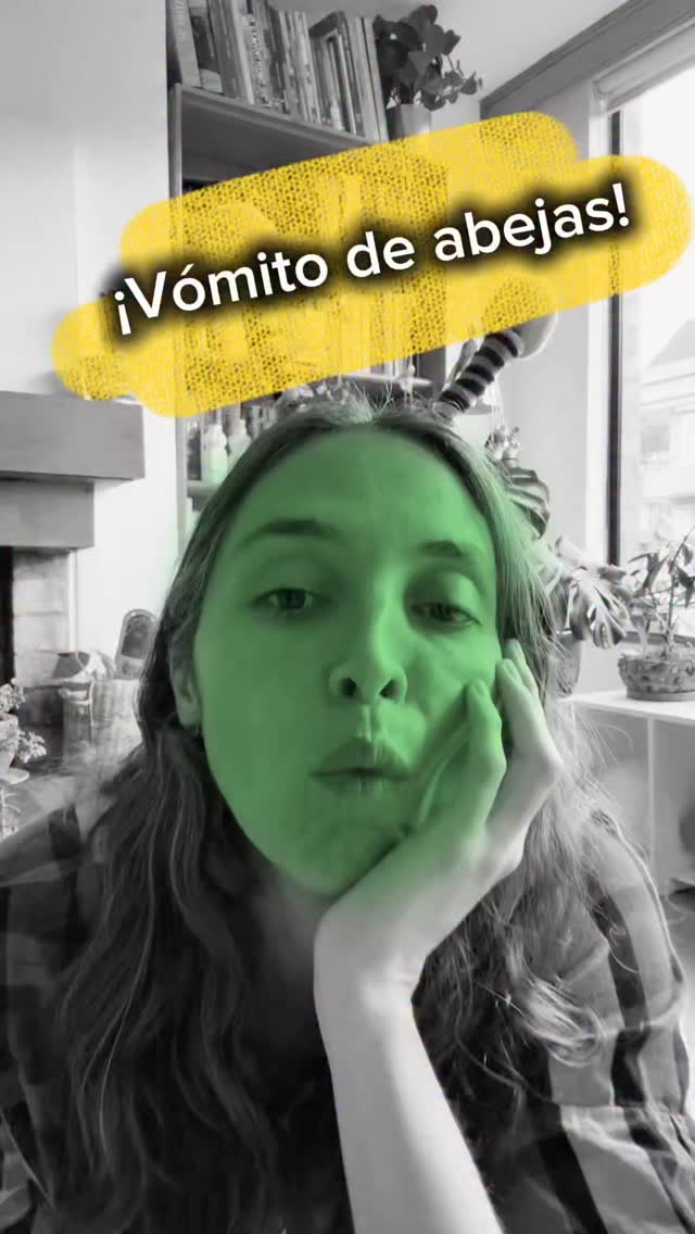 ¡Lo que las abejas comen a diario NO es miel! 🍯🚫 Entonces... ¿para qué la fabrican?
Como no somos nosotros los que seguimos la receta, pocas veces nos preguntamos qué hay detrás. ¿No les da curiosidad? 🧐
Prepárense, porque están a punto de descubrir que el ‘vómito’ y la miel tienen una relación muy estrecha... y que, técnicamente, la miel juega en la misma liga que la carne oreada y los encurtidos. 🥩🥒
¡Quédense hasta el final! Les tengo una sorpresa de esas que no van a poder resistir. 👇✨