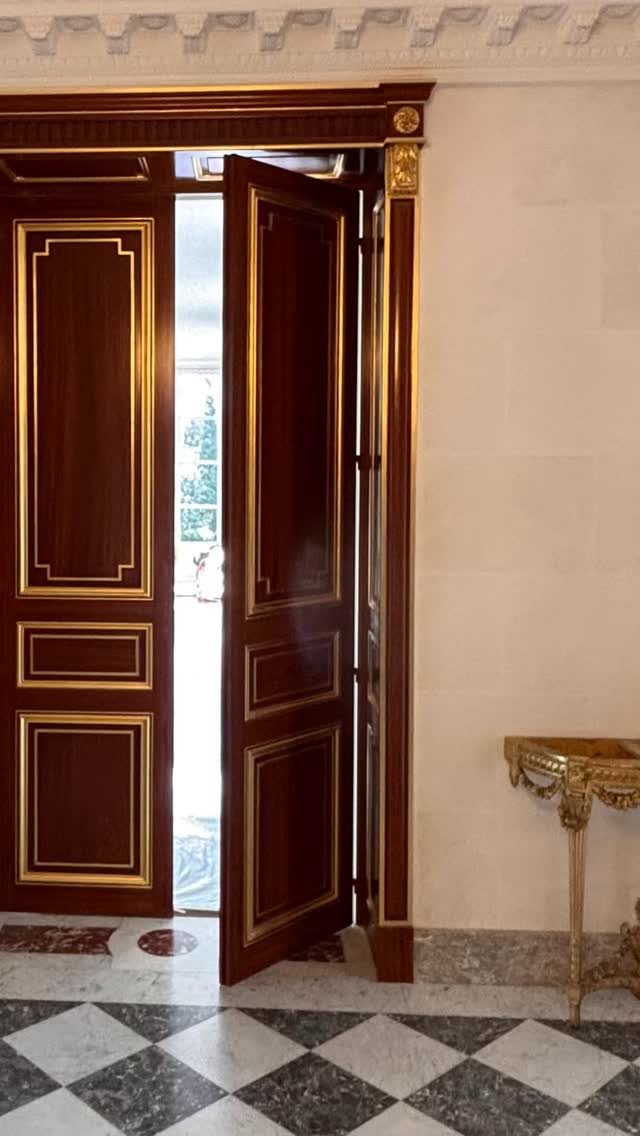 Faux acajou et dorure à la feuille | fausse pierre | Décor pour un hôtel particulier parisien #peintureendecor #decorativepainting #frenchdecor #vanderkelen #gilt