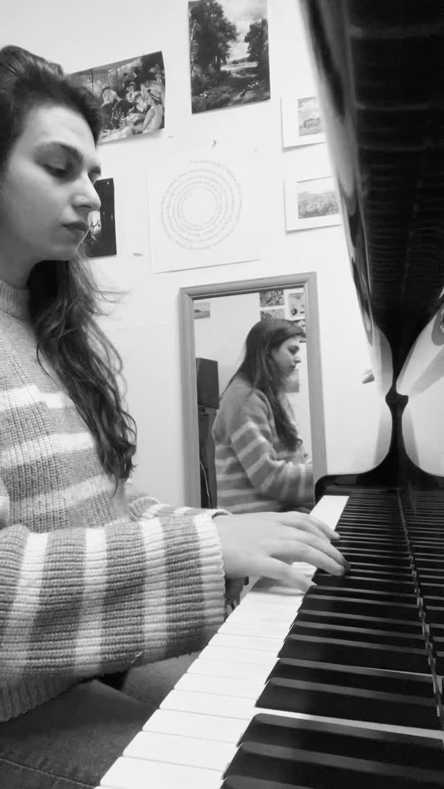 Ever heard of a changeling? This melody acts as one so that’s why I named it that way :)
If you like classical piano music with influences of jazz, folk and pop, you’re in the right place here 👋 Would really really (but like really) appreciate your thoughts on my music that you can find on my profile or any streaming platform :) And I hope you stay around to see what I write next :)
#pianovideo #originalcomposition #pianistsofinstagram #changeling #shapeshifter