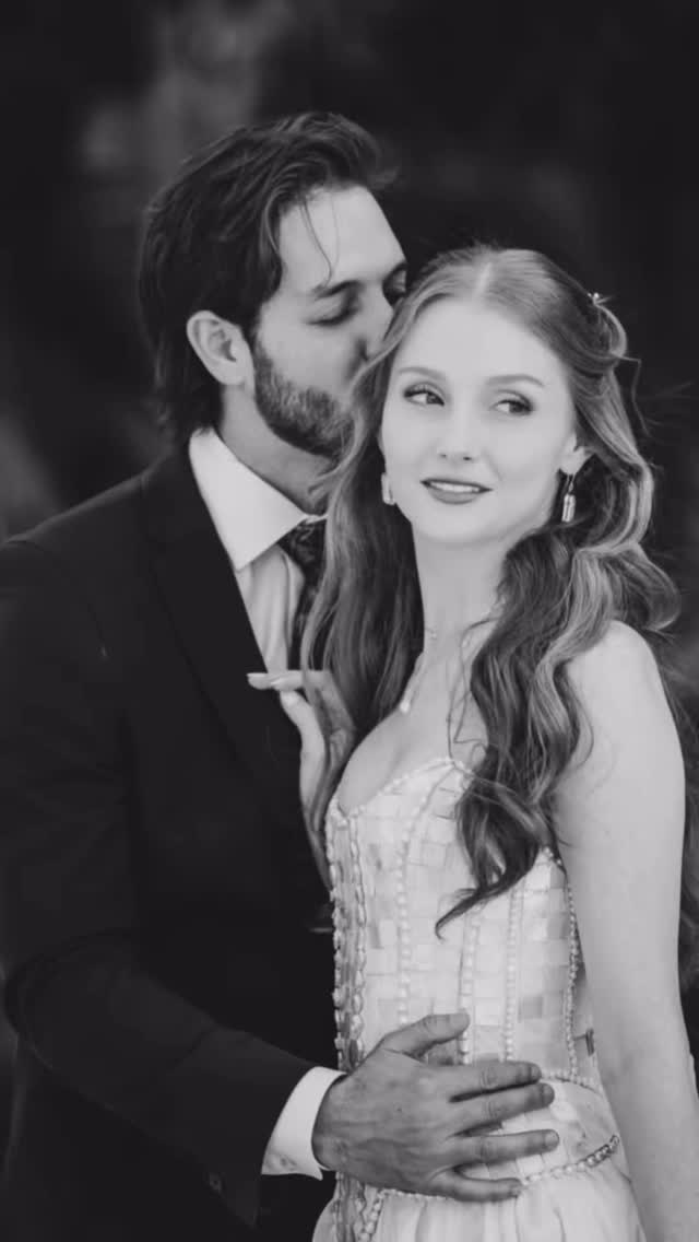 Chandler was truly a Dream Bride! Featuring soft, romantic texture in the hair and glowing, beachy effortless glam. She was radiant and wedding day perfection 🤍✨
#FloridaKeysWedding
#FloridaKeysBride
#WeddingHairAndMakeup
#DestinationWeddingGlam
#BridalBeautyArtist