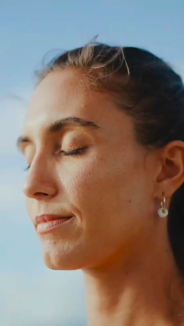 Si buscas calma, conexión, claridad y poner en manifiesto aquello que verdaderamente anhelas…
ESTE TALLER es para ti✨
Es un viaje hacia dentro.
Un espacio donde ganar claridad.
Soltaremos y abriremos espacios a través del cuerpo y el movimiento.
Reflexionaremos, aquietaremos la mente y permitiremos que desde la calma nazca esa visión del alma que nos conecta con nuestro verdadero propósito, plasmándola en una obra de arte que te llevaras a casa para que te recuerde cada día tu rumbo✨
Un espacio creativo, nutritivo y de profunda conexión y descanso.
🧘♀️🌿 Sueña. Siente. Visualiza.
Permite que tu próxima etapa
se revele con suavidad y verdad.
Comenta ‘Visión’ y te enviamos la información ❤️
📍 Entreplazas, Torremolinos
💌 Reservas e información ℹ️
623 27 19 32 Laura Gil @laurahealingarts
614 87 02 30 Lucía Gamero @lu.ciagamero
#yoganidra #visionboard #manifestacion #costadelsol #talleres