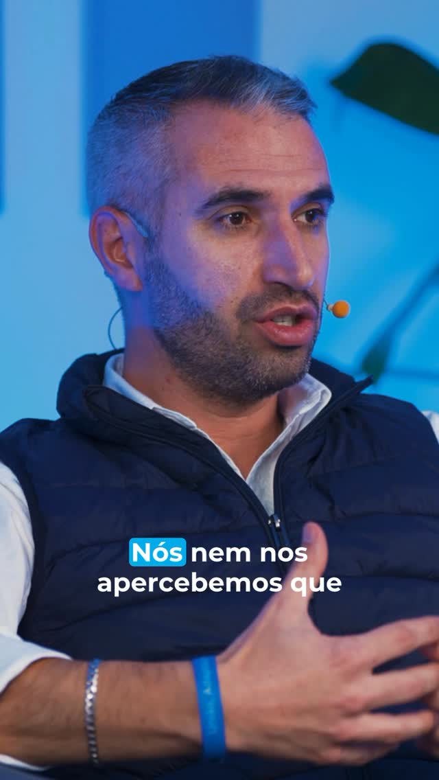 Num mercado exigente, a maior vantagem competitiva pode ser… a emocional 🙂
No mais recente episódio do podcast da @iadportugal , partilhei algumas reflexões sobre:
👉 O poder que a inteligência emocional pode ter para impulsionar o nosso trabalho e a nossa vida;
👉 A importância da autoconsciência emocional para saber o que sentimos nos vários contextos e circunstâncias;
👉 A capacidade de gerirmos as nossas emoções para também podermos impactar positivamente as dos clientes.
Porque antes de simplesmente gerir as crises, precisamos de nos conhecer e de nos gerir a nós 🧘♂️
🎧 Episódio já disponível no YOUTUBE da IAD REAL ESTATE
