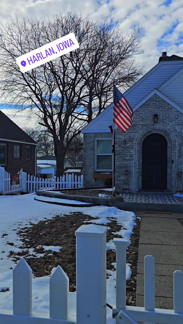 Just adore this house at 1215 College Blvd in Harlan! 😍