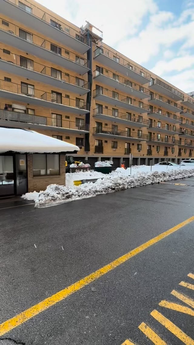 ✅ Our heavy-duty trash chutes provide a safe and efficient method for debris removal from elevated job sites.
✅ Here is one of our customers utilizing our heavy duty trash chute for an emergency rooftop snow removal job!