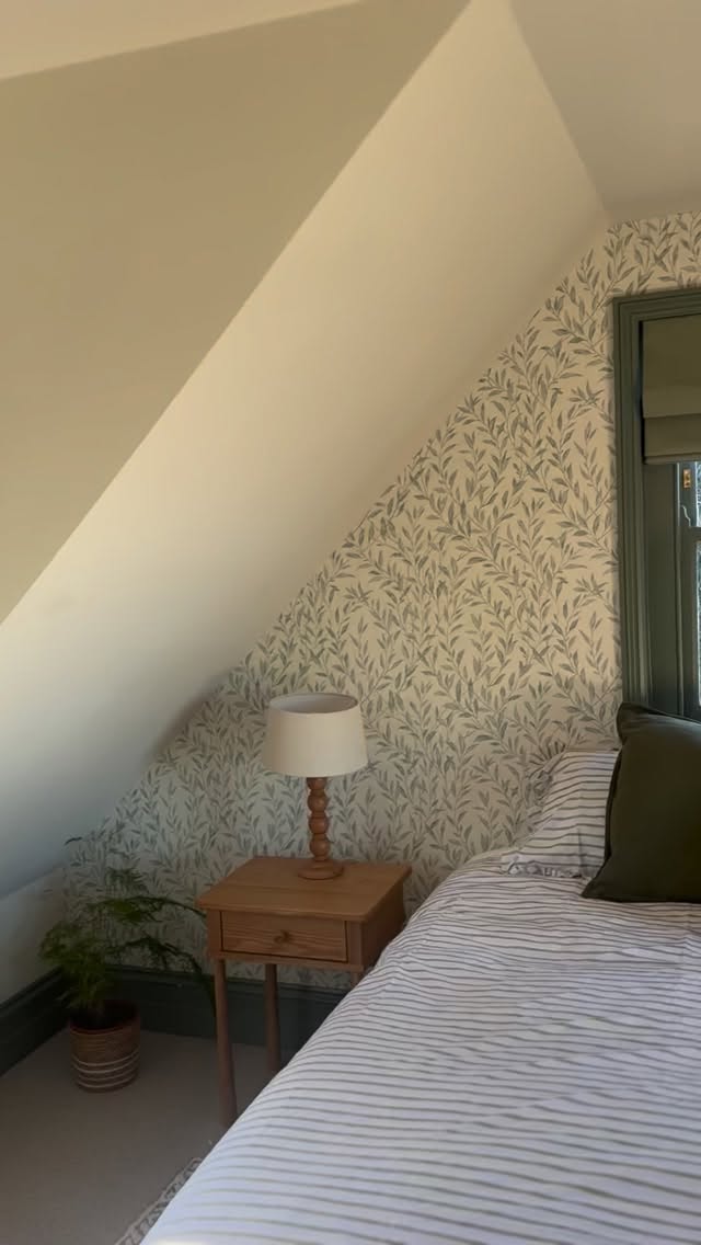 Another gorgeous bedroom we’ve been working on recently. Tucked up in the eaves, it became a woodland inspired retreat, along with the most beautiful ensuite 🛁
#bedroomdesign #interiordesigneruk #hampshireinteriors #isleofwight #interiorstyle