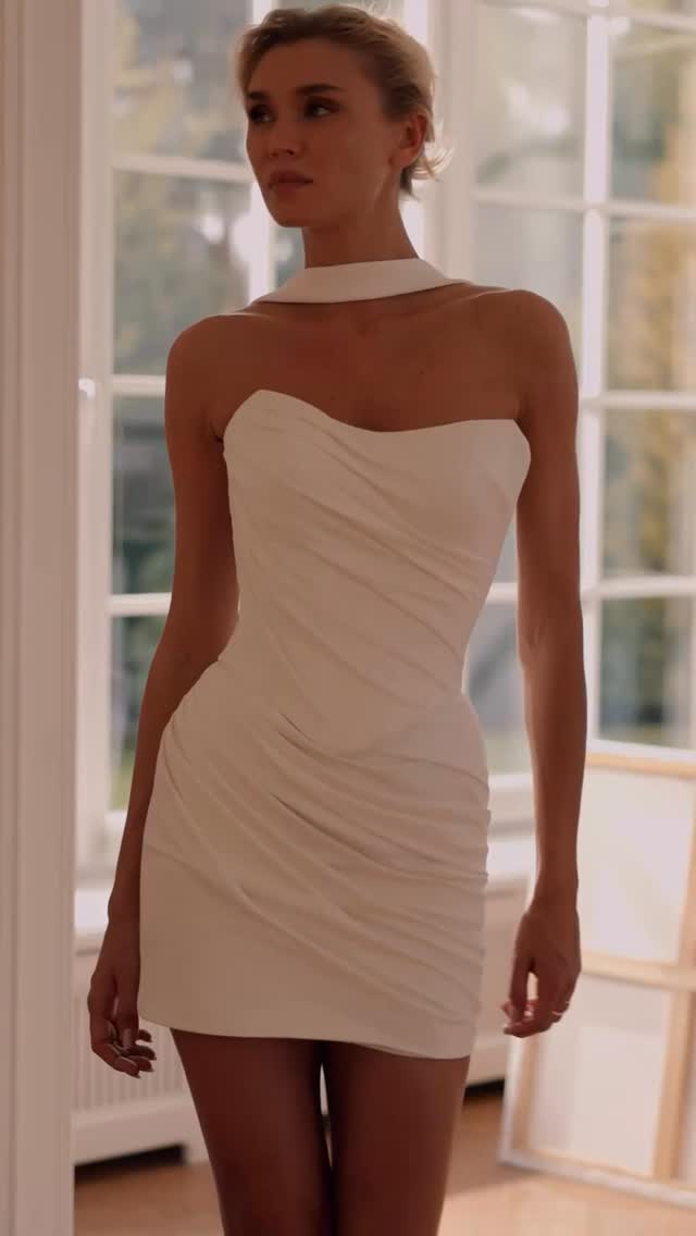 È arrivato un nuovo modello in atelier.
Un mini dress composto da corsetto e minigonna, perfetto per chi sogna un look moderno e deciso.
La cosa più bella? Puoi sostituire la minigonna con una gonna ampia o una sirena.
Così cambi completamente stile… senza cambiare abito.
Un’unica base, più possibilità.
È già disponibile per la prova nel nostro showroom. Ti aspettiamo.
#honeymoonitalia #honeymoonsposa #abitidasposa #weddingdress #bridetobe