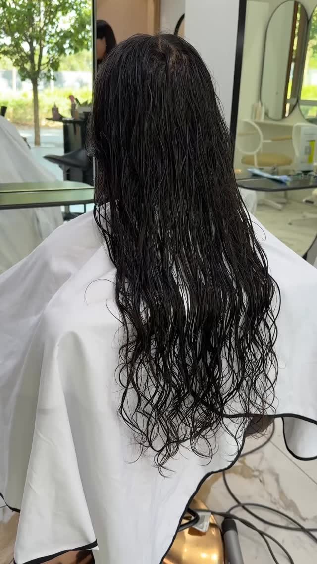 Goodbye length, hello structure π€
From long and flowing to short and powerful β¨
A fresh cut, a fresh mindset, and a whole new level of confidence.
Sometimes all you need is one bold decision. ππ»ββοΈ