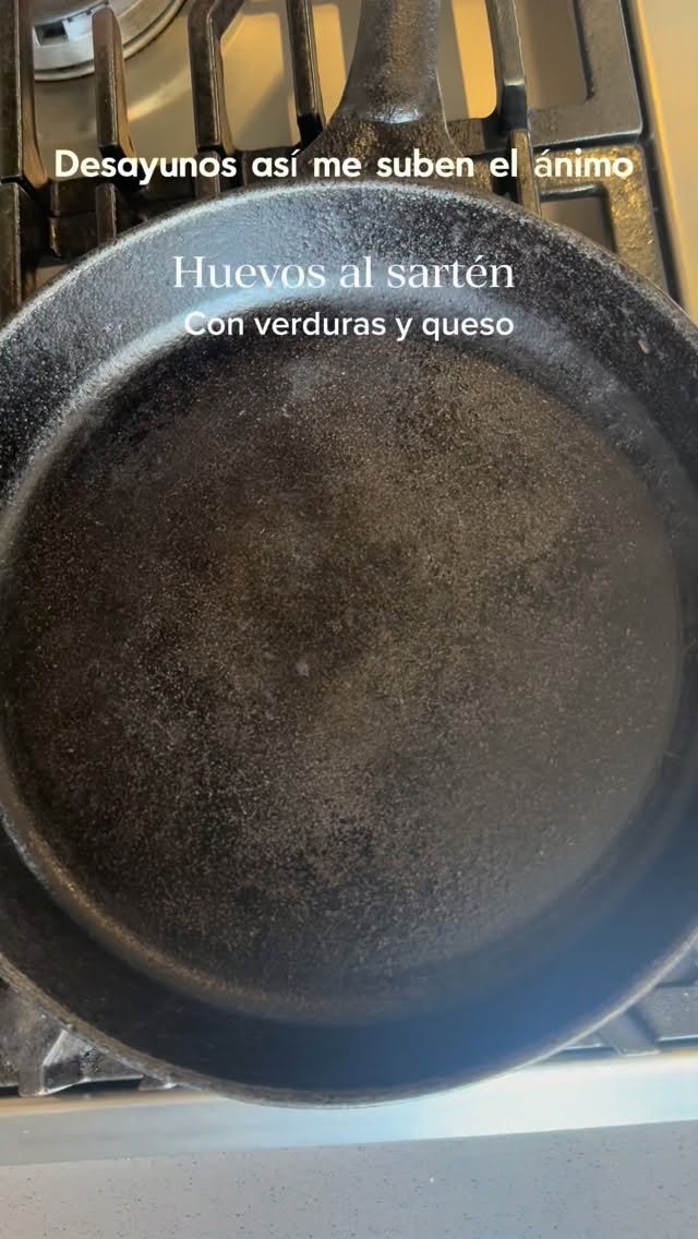 Empezar el día así me cambia por completo el mood
Además queda una base de queso crujiente que solo se logra con un skillet de hierro fundido escríbeme “sarten”y te mando link de el mío que amo! Y lo tengo hace 10 años impecable!
La receta:
Dora, en un sartén, una cucharada de mantequilla
Agrega de tres a cinco rebanadas de chile jalapeño
Un puño de jitomate cherry en mitades
Y dos puños grandes de espinaca
Agrega sal y sazonador
Luego añade dos huevos y expande en el sartén
Agrega queso, mozzarella o Oaxaca rayado
Tapa el sartén por unos minutos para terminar de cocinar el huevo a tu gusto
Sirve con chilli flakes
Disfruta! ☺️