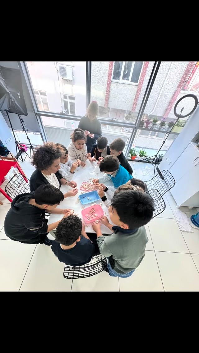 Bugün BAMBİNİ’de sadece pizza yapmadık… 🍕
Önce mantarı nasıl temizleyeceğimizi öğrendik.
Sonra zeytinleri ayıkladık.
Kaşar peynirini rendeledik.
Tüm malzemeler ortaya kondu ve minik şeflerimiz kendi pizzalarını tasarladı.
Hamurlar açıldı, soslar sürüldü, malzemeler eklendi…
Pizzalar fırına girerken dersimiz de devam etti 📚✨
Çünkü bizde öğrenme hayatın tam içinde.
Ve şunu özellikle vurgulamak isteriz:
BAMBİNİ’de hiçbir etkinlik “mış gibi” yapılmaz.
Sadece fotoğraf çekmek için değil, gerçek deneyim yaşayarak öğrenmeleri için yapılır.
Çocuklar dokunur, dener, üretir, paylaşır…
Ve öğrenme tam da bu deneyimin içinde gerçekleşir.
Sonra mı?
Afiyetle yedik…
Ama sanırım kimse doymadı 🫠🍕
Learning by doing. Learning by living.
Learning is delicious at BAMBİNİ. 🍕🌿
#pizzatime #bambinikidsenglish #pizzaplace #iyikilerim♥️