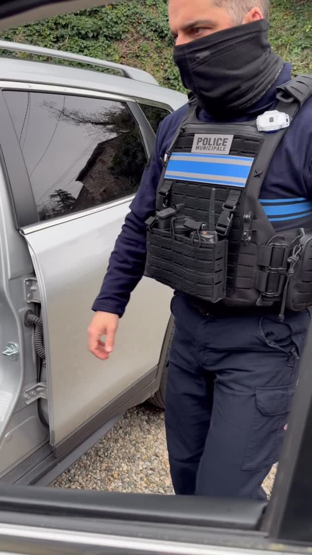 đ”đĄïž SĂ©curitĂ©. Confort. Performance. đĄïžđ”
Découvrez notre polo Police Municipale anti-couteau, conçu pour allier protection et confort au quotidien.
Vous pouvez également voir notre tour de cou anti-couteau conçu pour protéger les opérateurs.
đ Nous sommes en capacitĂ© de rĂ©aliser du sur-mesure, afin de rĂ©pondre parfaitement aux besoins spĂ©cifiques de chaque service.
đ„ NouveautĂ© Ă©galement : le gilet pare-balles et anti-couteau Pakar de chez @hagor_france
Un équipement pensé pour le terrain :
âïž Protection balistique et anti-couteau
âïž IntĂ©rieur en mousse Ă mĂ©moire de forme pour un confort exceptionnel
âïž Ceinture lombaire intĂ©grĂ©e pour un meilleur maintien
âïž Ultra polyvalent grĂące aux poches triples et accessoires livrĂ©s avec le gilet
Performance, ergonomie et adaptabilité réunies dans un seul équipement.
đ© Contactez-nous pour plus dâinformations ou pour un devis personnalisĂ©.
#policemunicipale #securite #police #gendarmerie tacticalgear