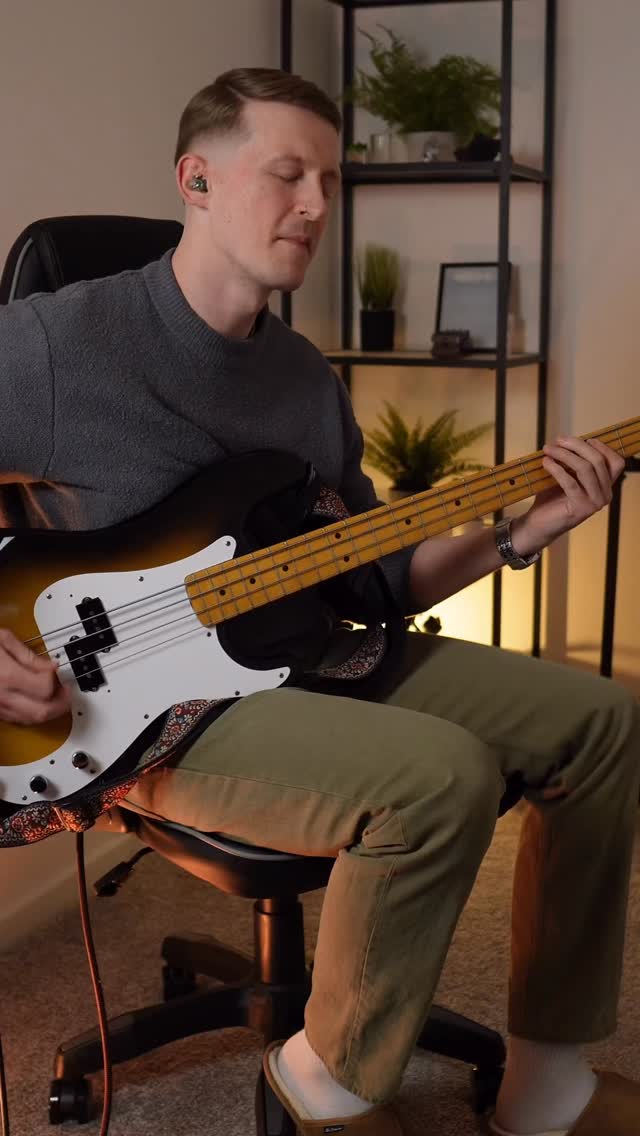 Sam Fender & Olivia Dean - Rein Me In 🎶
Unreal feel on this bass line, very hard to do it justice..
#bassguitar #basscover #bassgram #oliviadean #samfender
