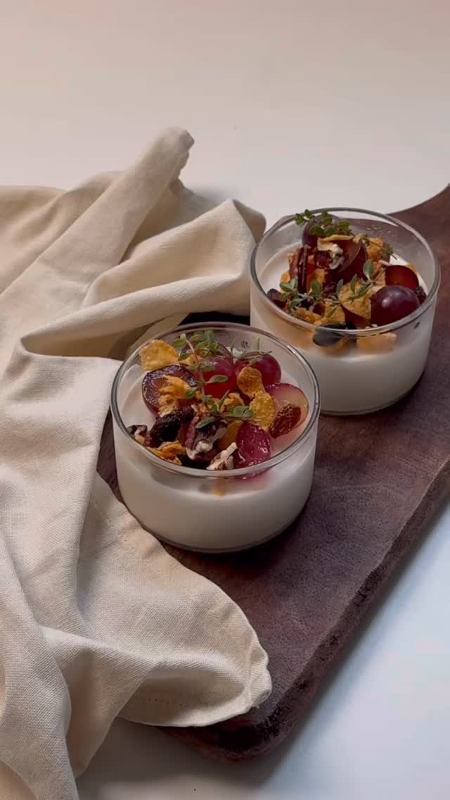 PUDDING À LA NOIX DE COCO ✨🥥
Simple, sain, sans gluten et délicieusement fondant…
INGRÉDIENTS (pour 3–4 ramequins):
• 400 ml de lait de coco
• 2 c. à soupe de sirop d’érable
• 1 pincée de sel
• 1 c. à café d’agar-agar en poudre
• Quelques gouttes d’extrait de vanille (facultatif)
PRÉPARATION:
1️⃣ Verser tous les ingrédients dans une casserole.
2️⃣ Chauffer à feu doux à moyen jusqu’à ébullition en remuant.
3️⃣ Dès que le mélange bout, retirer du feu.
4️⃣ Verser dans des verrines.
5️⃣ Placer au réfrigérateur pendant 2 à 3 heures, jusqu’à ce que la texture soit bien prise.
TOPPINGS GOURMANDS 🍇:
Raisins frais & @lesgranolasdejenny pour le croquant ✨
Un dessert léger, végétal et naturellement sucré 🤍
#lesgranolasdejenny #granola #sansgluten #recettefacile #pudding