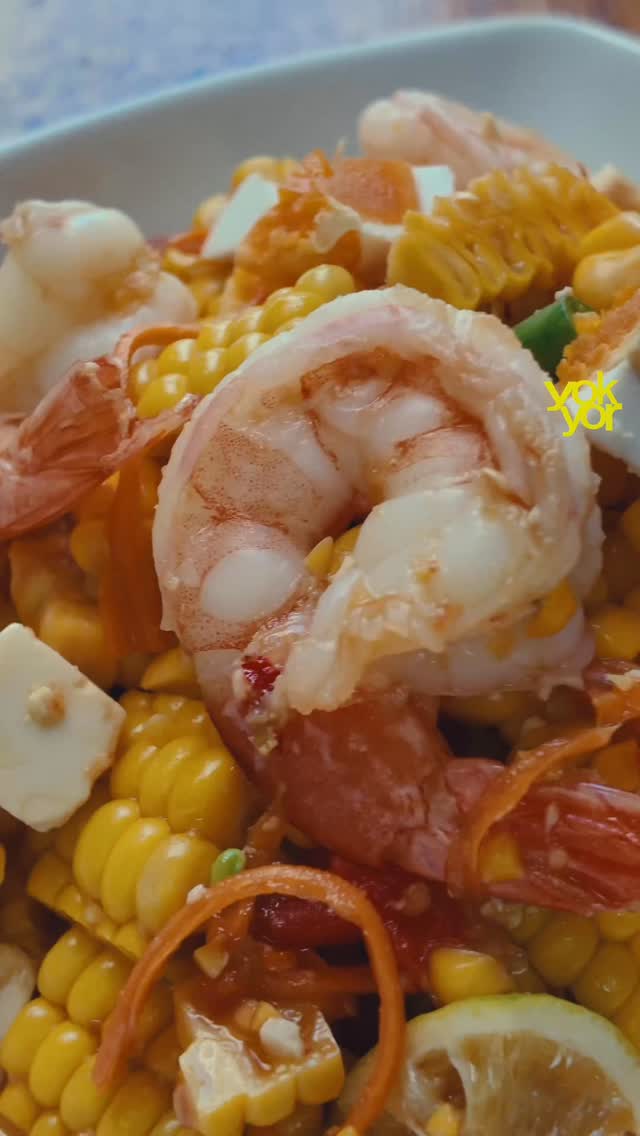 Som Tum Khao Poad 🌽
Sweet, zesty and refreshing with a little chilli kick. Perfect for warm days.