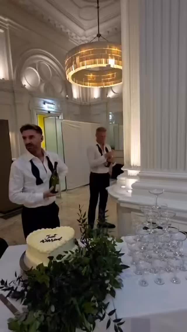 Such a fun video of the wedding cake cutting! Thanks Kerrie @enticingeventsltd for sharing this. The cake delicious pistachio in a classic Heart shape. #twistedcakesbytia #welwyngardencity #weddingcakeshertfordshire #hertfordshireweddings #weddingcakeslondon