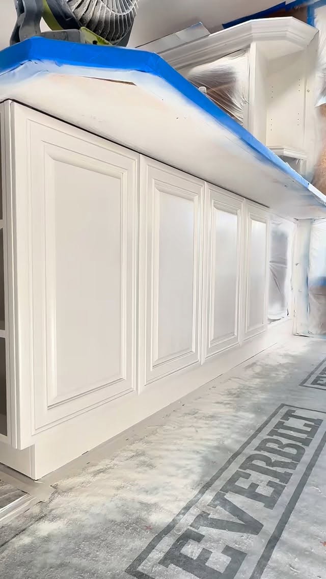 Second coat of this beautiful color, Classic Grey, it is considered an off white with a hint of grey. 🩷#southflorida #cabinetpainting #cabinetrefinishing #browardcounty #pembrokepinesfl