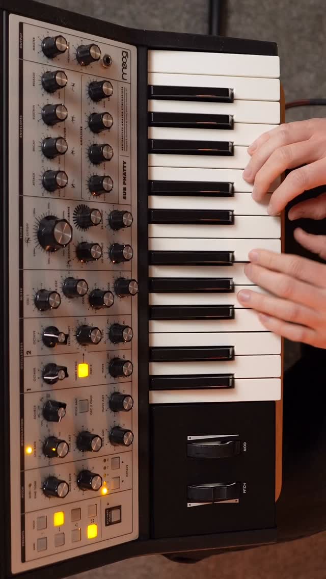 Bruno Mars - I Just Might 🎶
Awesome tune from #brunomars, the unison parts between the bass and synth in this song are so cool!
#bassguitar #bassplayer #synthbass #basscover