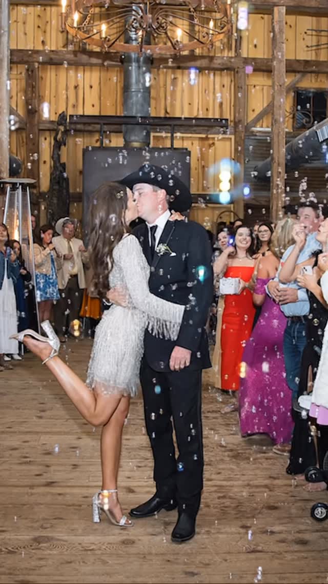 ✨GRAND EXITs✨options are endless for your grand exit- from bubbles, to sparklers, confetti, birdseed, driving away in an old car, to riding off in the sunset with your new spouse by your side 😍 what do you dream of for your grand exit?
Need help wedding planning? Join our online membership community, dm JOIN to learn more!