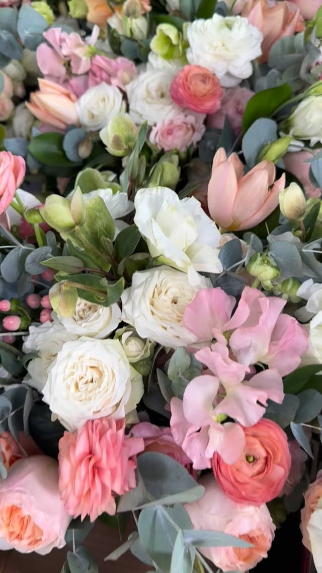 These colors π
#designsbydarenda #flowerstagram #freshflowers #centerpieces #eventflorist