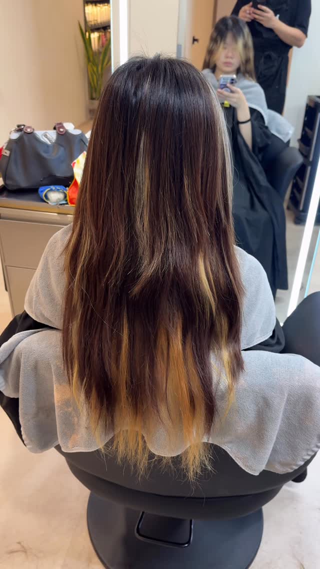 Azure Prism ✨
A seamless blend of violet, blue and teal.
Cool-toned, dimensional, and full of movement under different lighting. Perfect for those who want something bold yet still wearable.
.
.
Visit us today @
𝐓𝐎𝐍𝐘 𝐖𝐀𝐋𝐊𝐄𝐑 𝐇𝐀𝐈𝐑 𝐒𝐓𝐔𝐃𝐈𝐎
𝗟𝗼𝗰𝗮𝘁𝗶𝗼𝗻: 541 Kallang Bahru, B1-02, Singapore 339355
𝗖𝗼𝗻𝘁𝗮𝗰𝘁 𝗨𝘀: +65 8012 0726 (link in BIO)
𝗧𝗶𝗺𝗲: Monday to Friday (11am-8:30pm)
Saturday to Sunday (11am-7pm)
#sgsalon #singaporesalon #organichairsalon #sghairstylist #hairsalonsg sgbeauty creativecolor fantasyhair bluehair purplehair tealhair hairtransformation geylangbahru geylangbahruhairsalon