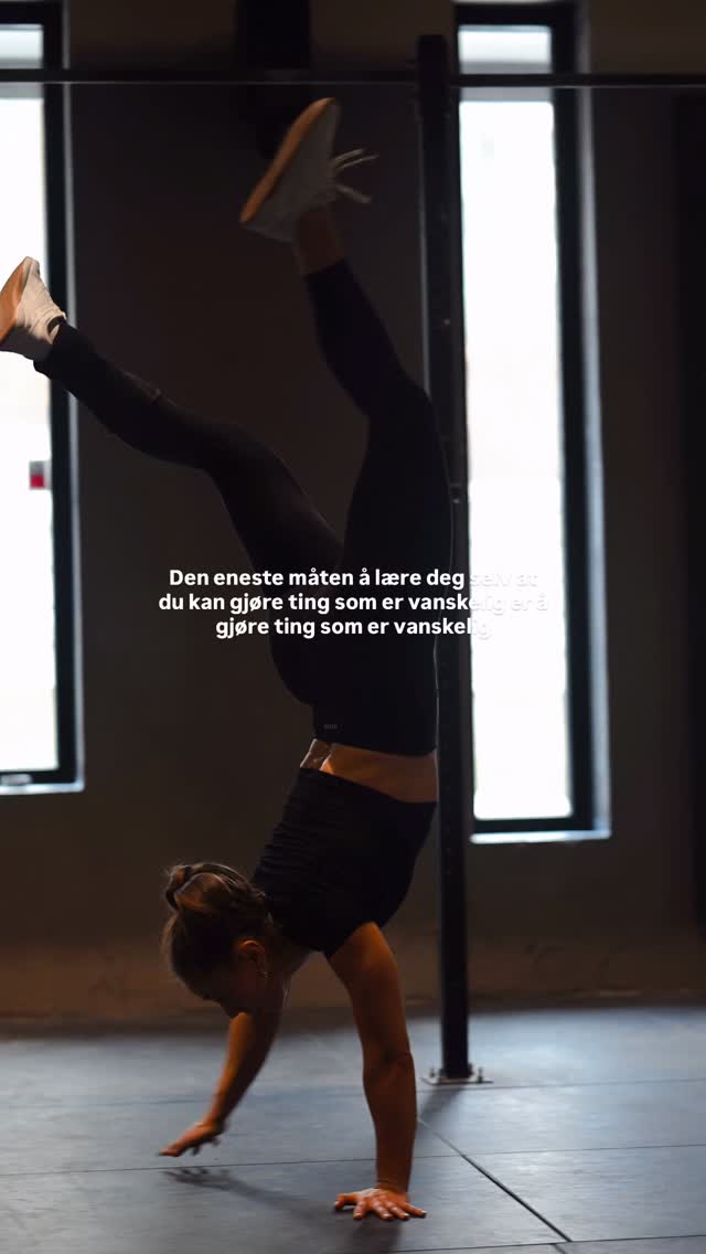 Du trenger ikke å ‘være en sånn person’. Du trenger gjentatte repetisjoner av ting som er utenfor det som føles trygt og behagelig for deg. Etter hvert ser du at du også er en person som kan gjøre vanskelige ting.
Det starter med ETT valg.
Møt opp til den økta selv om det sitter langt inne. Prøv å stå i de kjipe følelsene i noen minutter fremfor å rømme fra de. Ta den tøffe samtalen fordi det letter noen kilo fra skuldrene. Lag middagen fremfor å kjøpe ferdig selv om det krever mer av deg fordi det føles bra etterpå. Kom deg ut i frisk luft fordi du vet det er bra for deg.
Et eneste lite valg i riktig retning kan være alt som skal til. Litt mestring, litt endorfiner og følelsen av at NOE løsner. Så du gjør det igjen. Og igjen. Og over tid utgjør ‘litt’ plutselig veldig mye 🔁
{egenreklame} Send meg en melding hvis du lurer på hva jeg kan hjelpe deg med❤️📈