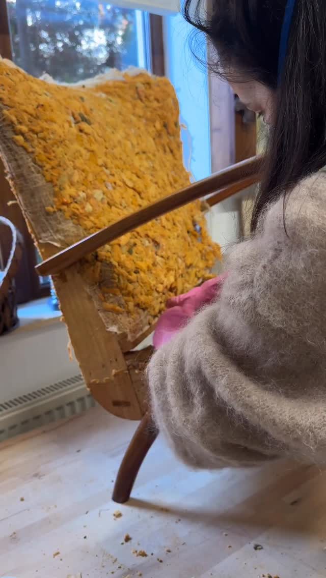 Adevărul iese la iveală abia după demontare.
Sub materialul „nou” se ascundeau:
burete degradat, fibră de cocos expusă, suportul interior deteriorat.
O retapițare făcută doar de fațadă.
Și nu, nu e niciodată ușor să îi spui clientului că lucrarea este mai amplă decât părea.
Dar e corect.
Am filmat ca să îi arăt clientei exact situația și vă arăt și vouă realitatea dură din spatele unei retapițări superficiale.