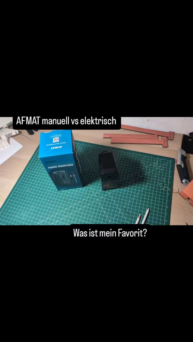 Ich habe die beiden Longkonus AFMAT Spitzer verglichen. Wenn du auf Longkonus nicht verzichten willst und dennoch etwas stabilere spitzen benötigst, dann ist die elektronische Variante vielleicht ganz in Ordnung. Aber ganz ehrlich, begeistert bin ich nicht, man spürt nicht, wann die Spitze Maximallänge hat und der Spitzer stoppt auch nicht, beim manuellen Modell dreht die Kurbel einfach leer weiter und der Stift bleibt geschont. Und bezüglich der Länge der Spitze kann man alles auch einstellen. Ich bleibe definitiv beim manuellen Modell.
Habt ihr Erfahrungen mit Longkonus Spitzer? Schreibt sie gerne in die Kommentare
#unboxing #pencilsharpeners #artsupplies #artsuppliestest #myownartology