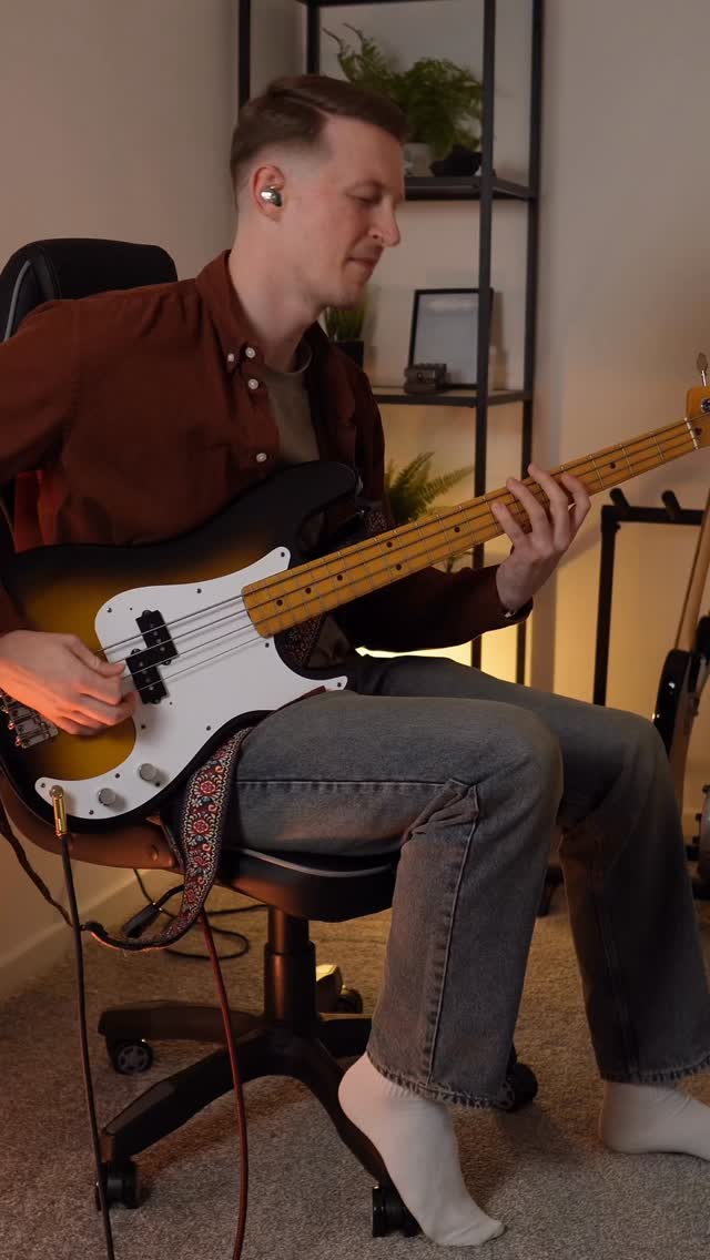 Harry Styles - Meet Me In The Hallway 🎶
Awesome effects on the bass in this track, tried to get as close as I could without spending a million years on it 😅
#bassguitar #bassplayer #basscover #harrystyles #harrystylestour