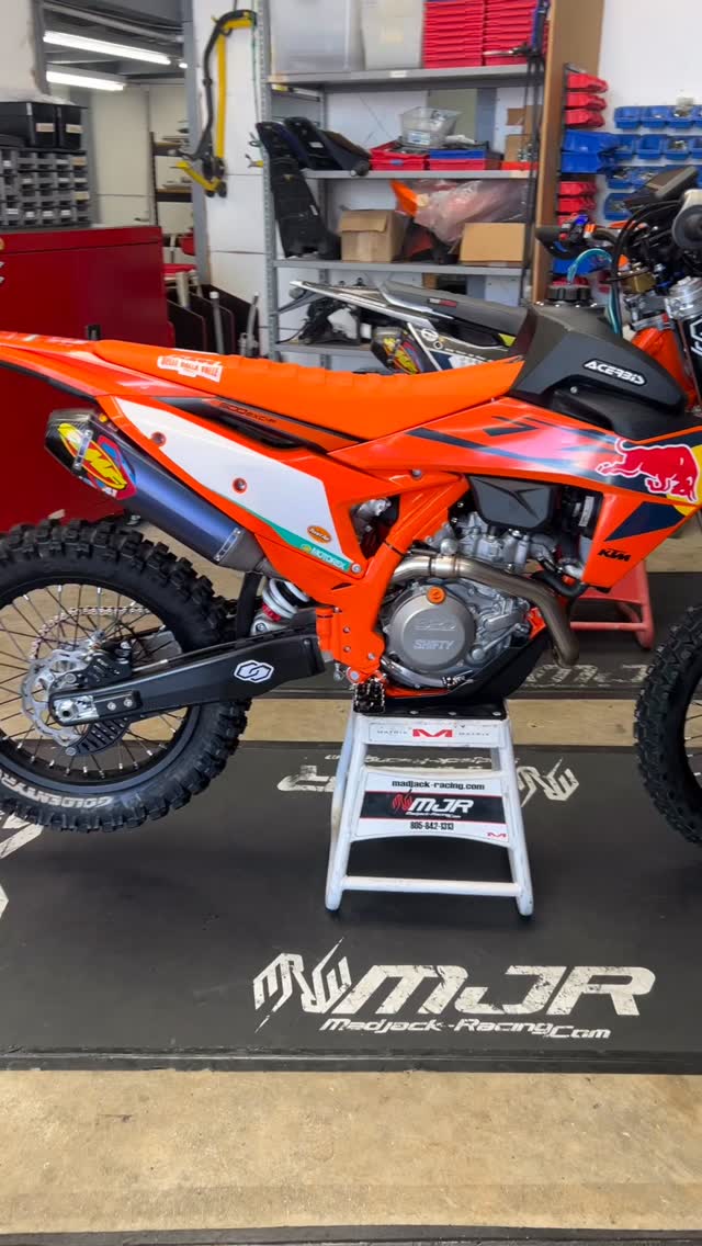 2025 KTM 500 EXC CHAMPION EDITION 🔥
#MJRbuilt
This bike is every Dual Sport, Orange Bleeders DREAM!
@fmf73 Ti 4.1 Slip-on Muffler
@get_byathena ECU with Traction Control + Quick-shift
@garmin Montana 700i GPS mounted with @motominded #StoutMount & powered by @truenorthmotos Accessory 12v adapter harness
@crosslinked_components Swingarm Guards & Fork Tube Protectors
#SicassRacing Slim Headlight & Turn Signal Switch
@bajadesigns #XL80 with @motominded Bezel
@bulletproofdesigns Billet Clutch Cover, Rear Rotor Guard & Rear Caliper Guard as well as Shifter
@fastway.moto #ProMotoBillet Kickstand & Foot Pegs
@dirttricks Rear Ultralight Steel Sprocket
@didchain Gold X-ring Chain
@acerbisusa 3.2g Oversized Fuel Tank
@truenorthmotos All-In-One Rear Taillight/TurnSignal & Fork Wrap Turn Signals
All riding on @goldentyre_west Tires with @nuetechofficial Nitromousse Front & Rear
Want to build your dream bike or currently building one and have questions? DM, Call, Text or Email! 👉 @madjack_racing