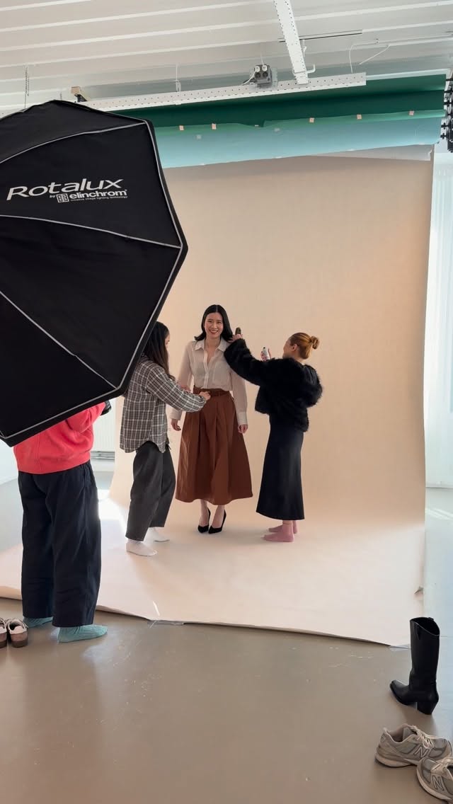 Today, we hosted a portrait session for actress @jenny__hsia at our beautiful studio. Led by photographer📸 @vivianhoilingwong
👗 Styling by: @krysteljanerobinson_
💄Makeup by: @divinetayrus
Studio: @panther_studios.nl
We love seeing our space used to create powerful work.
Looking for a professional photography studio to rent in Amsterdam? Our doors are open.
📍Panther Studios
DM to check availability.
#photographystudio #photographystudioforrent #fotostudio #fotostudiotehuur #daglichtstudio