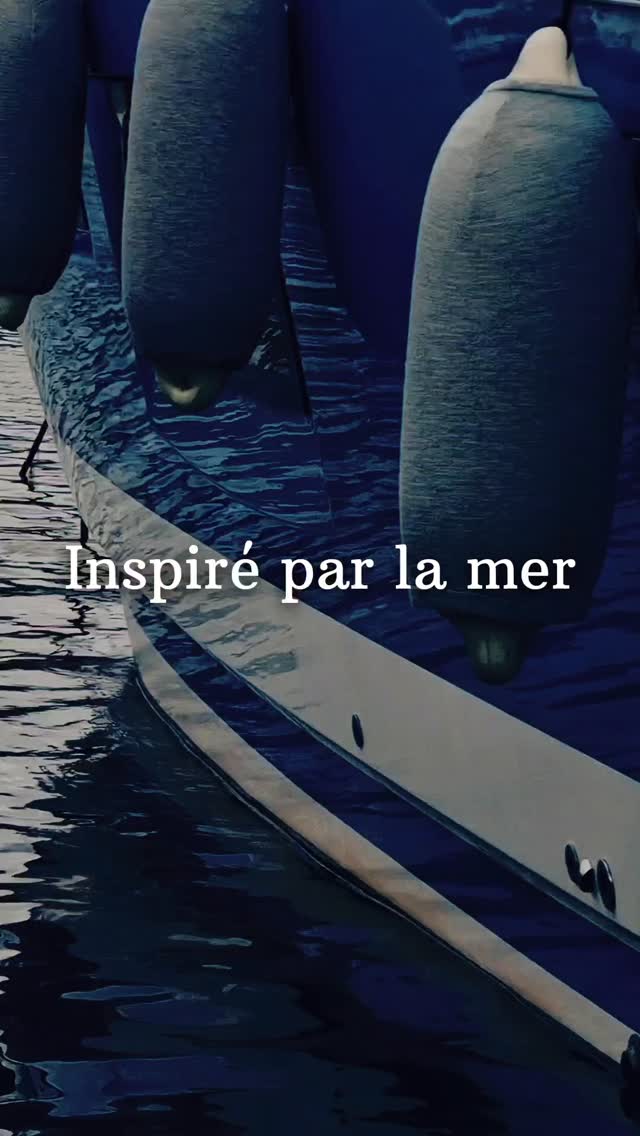 La mer au crépuscule.
La ligne, la lumière, le mouvement.
#lAtelierFlorence #slowluxury #corsica #portovecchio