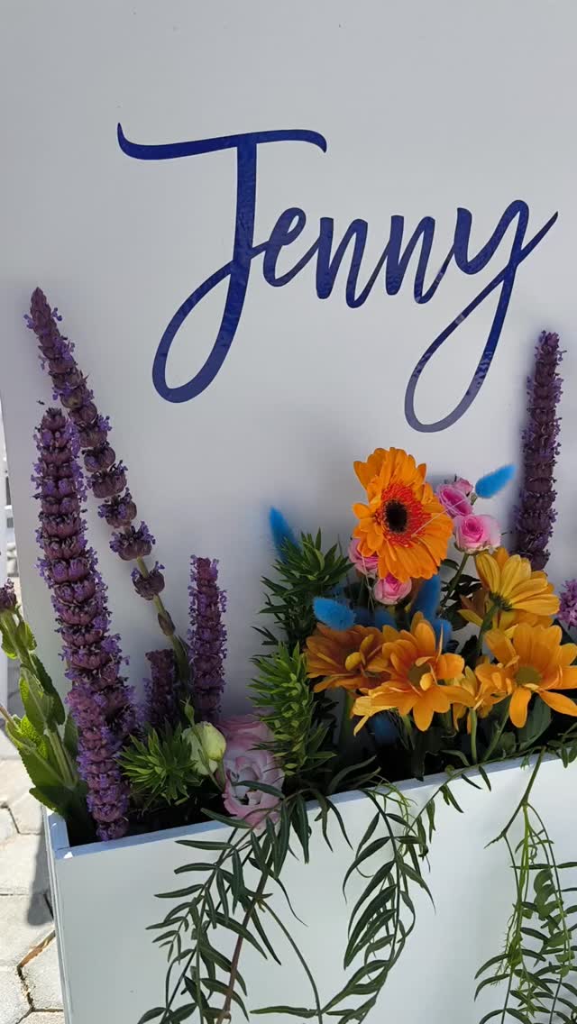 PT. Já cheira a Primavera. Decoração 2 em 1. Onde os centros de mesa são o show na cerimónia. Uma excelente solução para poupar no orçamento. 🌺✨
EN. Flowers in bloom and love in the air. This is what Spring dreams are made of. Reusing the aisle flowers as centerpieces is a great choice to keep on the budget 🌸✨
#SpringWedding #WeddingAesthetic #BridalInspo #weddingsabroad #casamentodossonhos