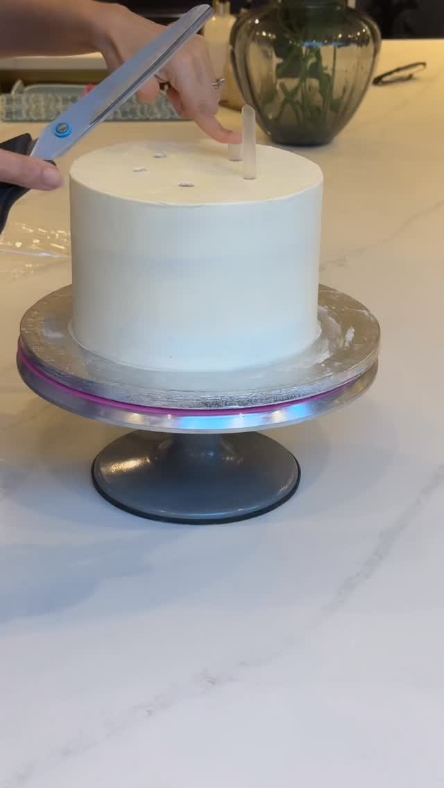 It’s my true blessing to be able to create wedding cakes or any cake I general! This style of cakes is the closest to my heart. Just so pretty and reminds of the cakes in comics that we read as children. #twistedcakesbytia #welwyngardencity #herfordshirewedding #lambethstylecake #weddingcakeslondon