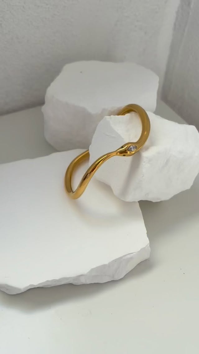 A curve on your wrist you need! 🤎🌟