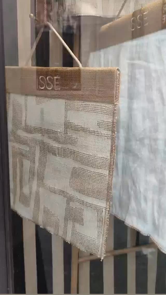 Nous sommes ravies de vous présenter la nouvelle Maison @isse.edition dont nous avons l’exclusivité dans le Gard.
Tissus naturels respectueux de l’environnement 🍀
#tapissierdecorateur
#interiordecoration
#interieursurmesure
#couleurssurmesure