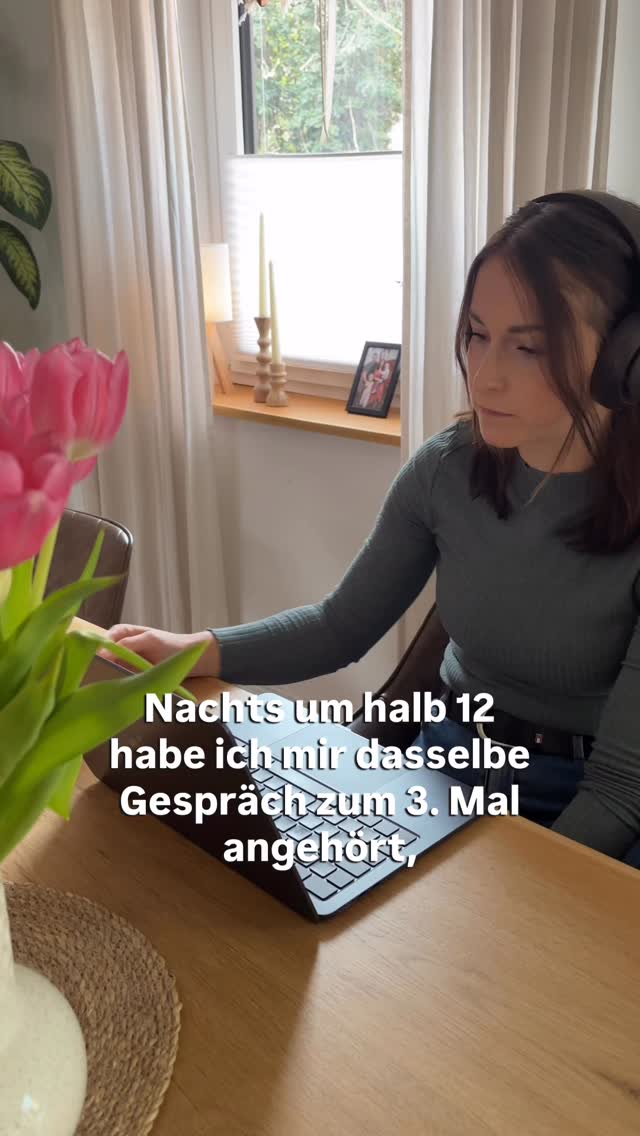 Nachts um halb zwölf hab ich mir dasselbe Gespräch zum dritten Mal angehört – weil ich das Gefühl hatte, da ist noch was.
Dann hab ich’s gehört.
Eine Pause. 3 Sekunden. Mitten in einem Satz darüber, wie er sie das erste Mal wirklich gesehen hat – nicht beim ersten Date, sondern Monate später, in einem völlig unspektakulären Moment in ihrer Küche.
Er hat kurz aufgehört zu reden. Nicht weil er nicht weiterwusste. Sondern weil ihm in diesem Moment gerade wieder bewusst wurde, was das bedeutet hat.
Genau das war die Rede.
Viele denken, eine gute Traurede entsteht durch einen guten Fragebogen. Oder durch das richtige Gespräch. Oder durch genug Informationen.
Aber das stimmt nicht.
Ein Fragebogen gibt dir Fakten. Ein Gespräch gibt dir Fakten mit Stimme. Und wenn du wirklich zuhörst – gibt es dir diese 3 Sekunden, die dir alles sagen, was das Paar dir nie direkt gesagt hätte.
Die meisten Traurednerinnen hören ein Gespräch einmal. Tippen sich Notizen. Und fangen dann an zu schreiben.
Ich hör mir jede Aufnahme mindestens zweimal an. Einmal für das, was gesagt wurde. Einmal für das, was nicht gesagt wurde.
Weil ich irgendwann verstanden hab: Die Stelle, die eine Rede wirklich trägt, kommt nie aus dem, was jemand auf eine Frage antwortet. Sie kommt aus dem Moment, in dem jemand kurz innehält – weil ihn das, worüber er gerade spricht, immer noch genauso trifft wie damals.
Das hörst du nur, wenn du aufnimmst. Und wenn du bereit bist, um halb zwölf nochmal auf Play zu drücken.
Wenn du Trauredner wirst oder gerade am Anfang stehst und denkst, ein gutes Gespräch reicht: Fang an aufzunehmen. Heute. Nicht wenn du dein erstes Paar buchst. Heute.
Und hör dir die Aufnahme danach zweimal an.
Ich verspreche dir: du wirst beim zweiten Mal Dinge hören, die du beim ersten komplett überhört hast.
Schreib mir gerne „AUFNAHME“ in die Kommentare oder per DM – ich erzähl dir, wie ich das konkret in meiner Arbeit umsetze und was sich dadurch in meinen Reden verändert hat.
