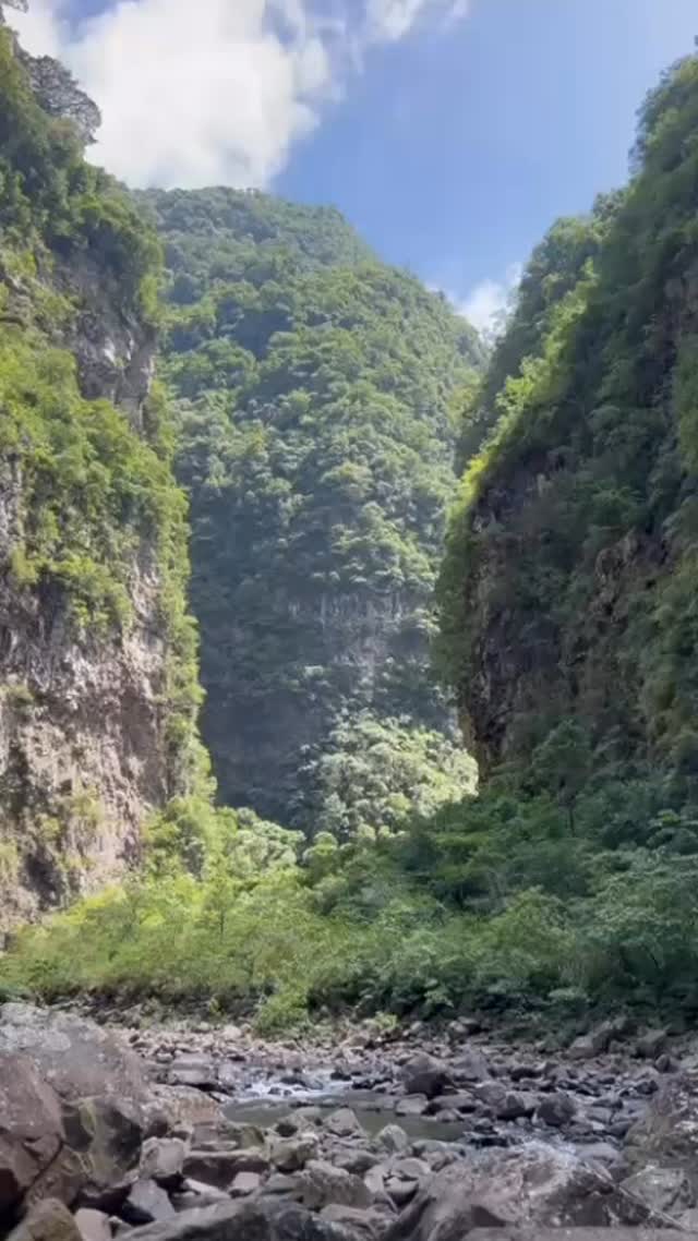 Qualquer semelhança com qualquer cenário de filme não é apenas coincidência!
Em um dos cenário mais emblemáticos da #americadosul no interior do cânion Itaimbezinho está a Trilha do Rio do Boi, eleita pelo terceiro ano consecutivo no @tripadvisor um das trilhas mais incríveis para se fazer por aqui!
Venha viver essa experiência!
#canyonsdosul #ecoturismo #santacatarina #turismonosul