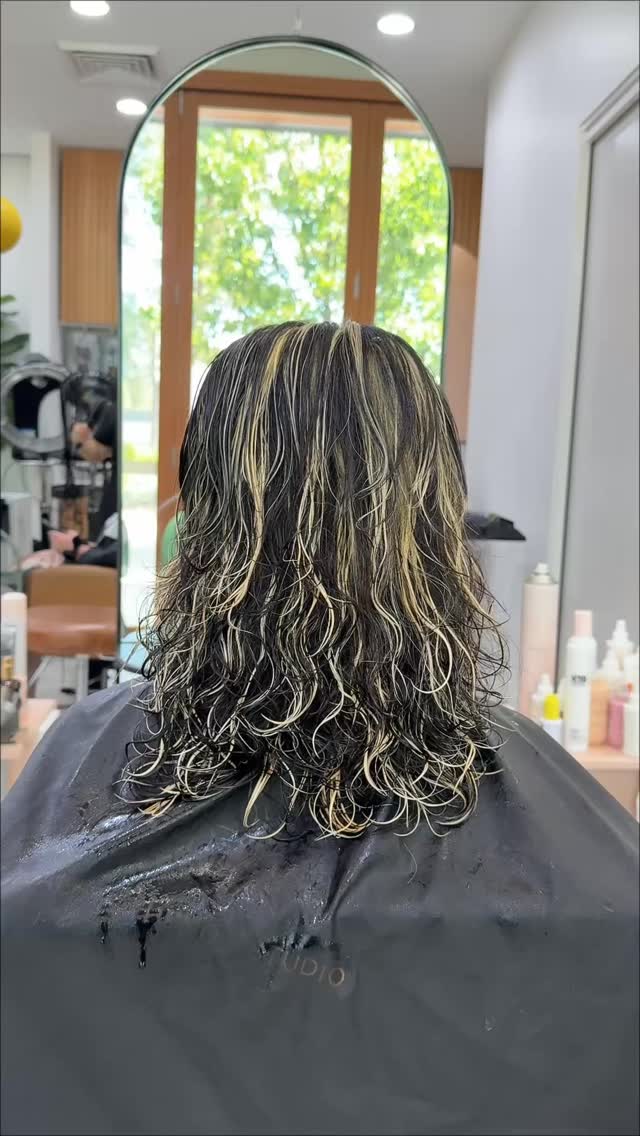 So bored of flat, lifeless hair?
Just a few strands of highlight extensions andβ¦ wow π€
From thin and dull β soft dimension, natural volume, and that effortless glow β¨
Itβs crazy how only a few pieces can completely transform your look.
Who knew a little highlight could make you feel this pretty? π«